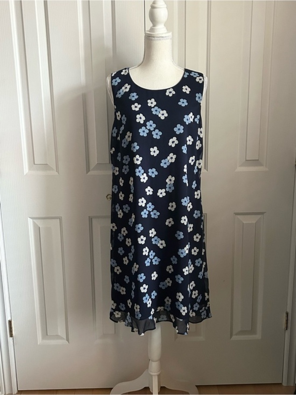 NWOT KARL LAGERFELD Floral Sleeveless Shift Midi Dress, Blue and White, Size 12